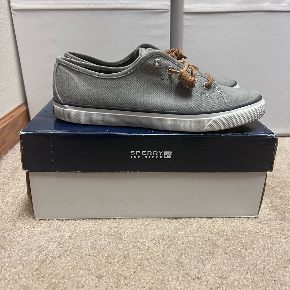 Like new women’s Sperry sneakers